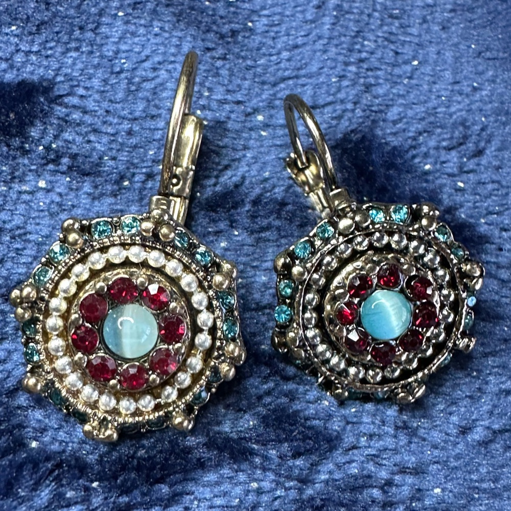 Beautiful antique vibe stylish earrings.  Vintage feel🩶